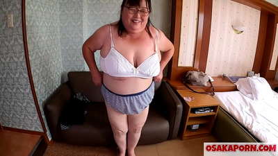 Vet Japannese ma wys haar groot tiete en geniet 'n seksspeelding. ’n 51-jarige Asiatiese ma praat oor haar seksuele ervaring. Yukiko 1 OSAKAPORN vetterige milf